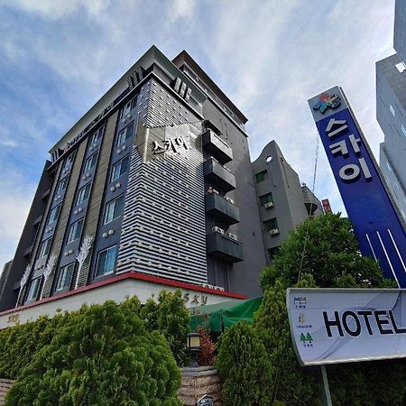 Sky Hotel Changwon Eksteriør billede