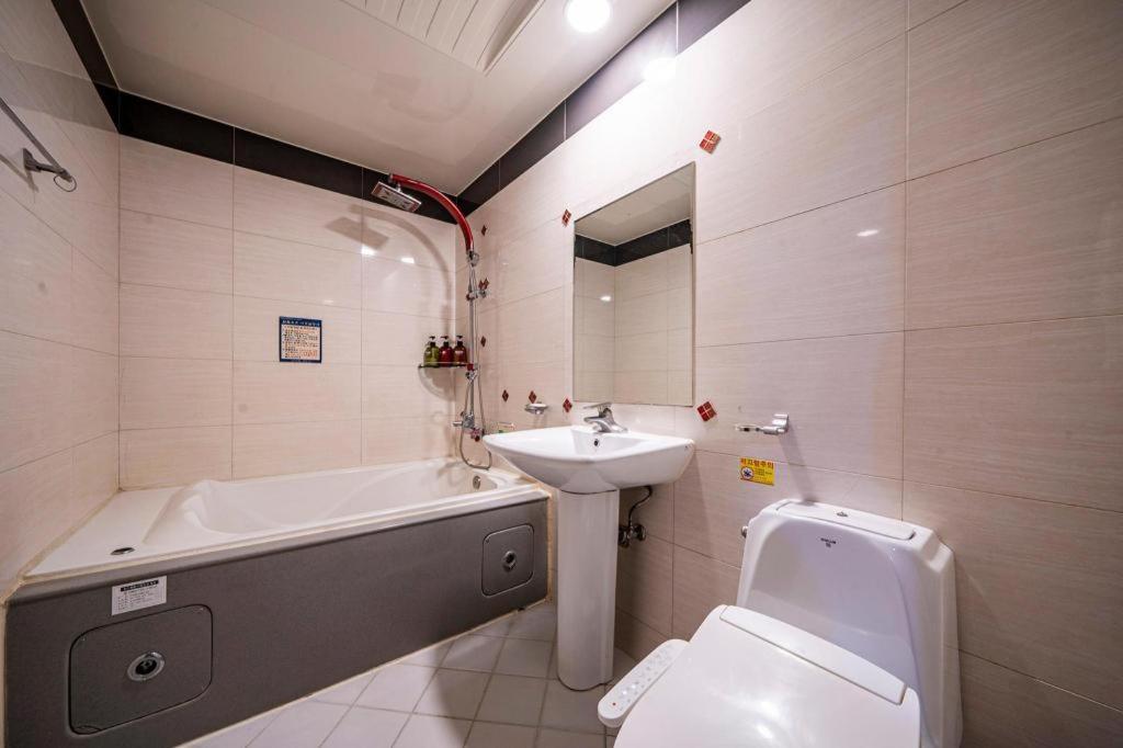 Sky Hotel Changwon Eksteriør billede