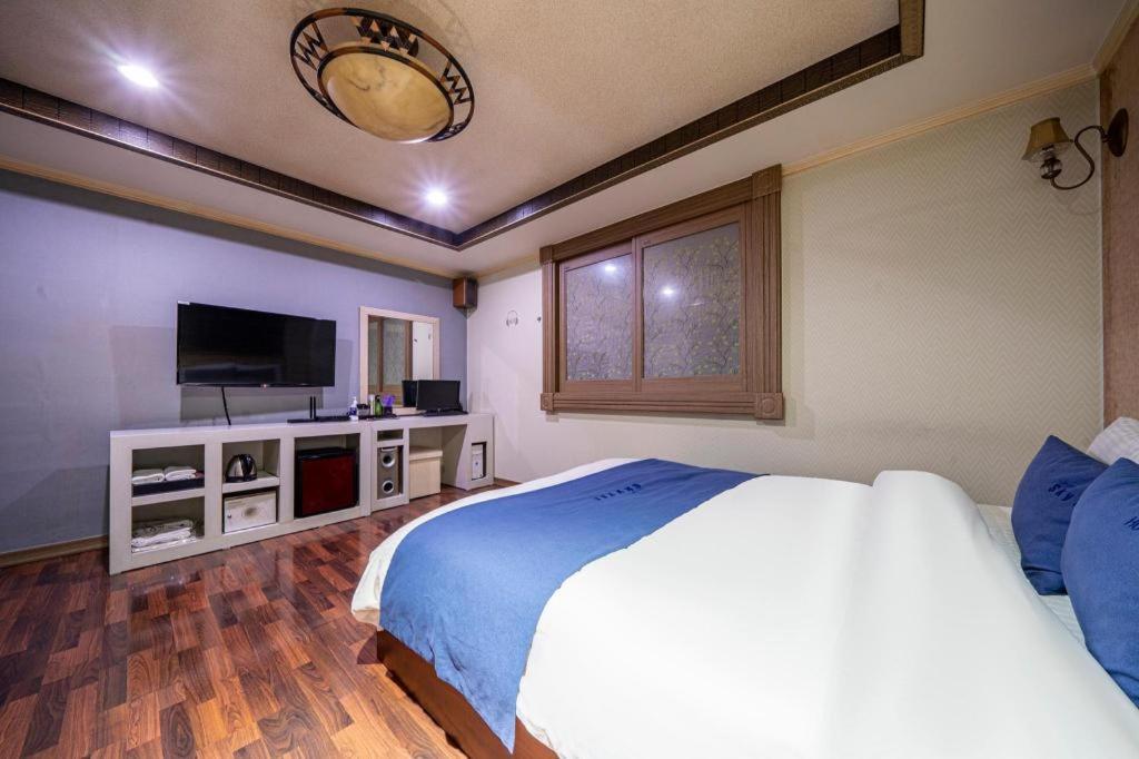 Sky Hotel Changwon Eksteriør billede