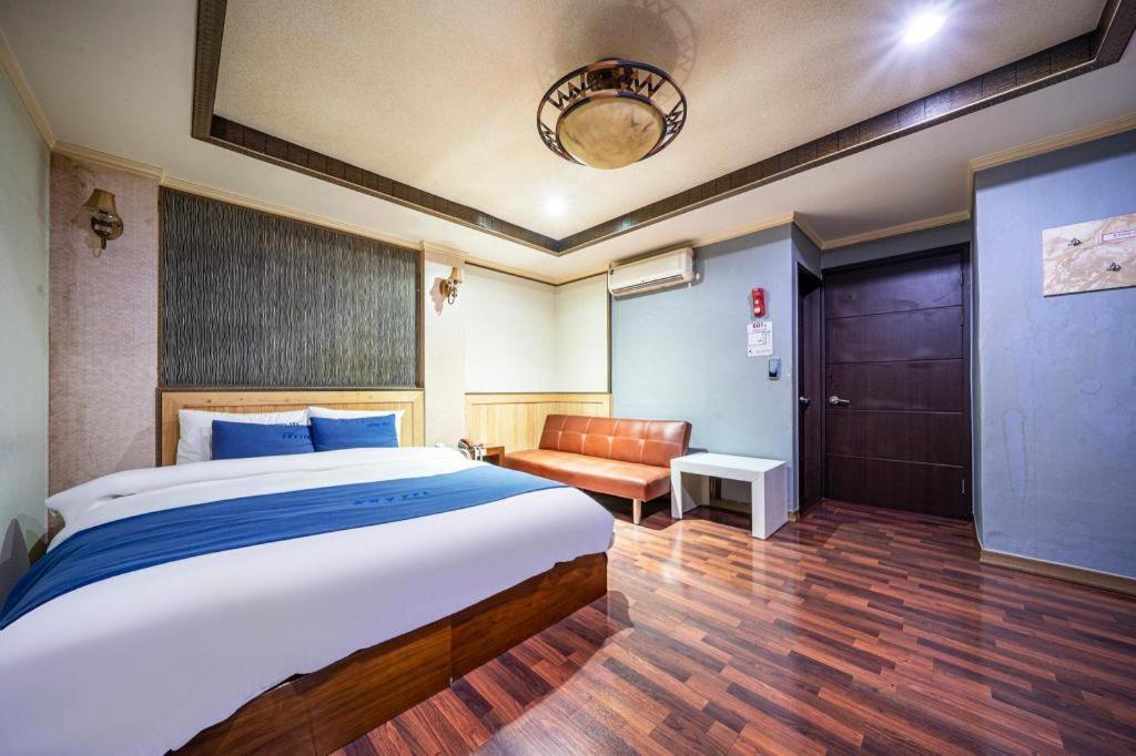 Sky Hotel Changwon Eksteriør billede