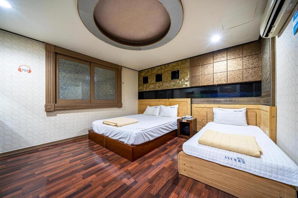 Sky Hotel Changwon Eksteriør billede