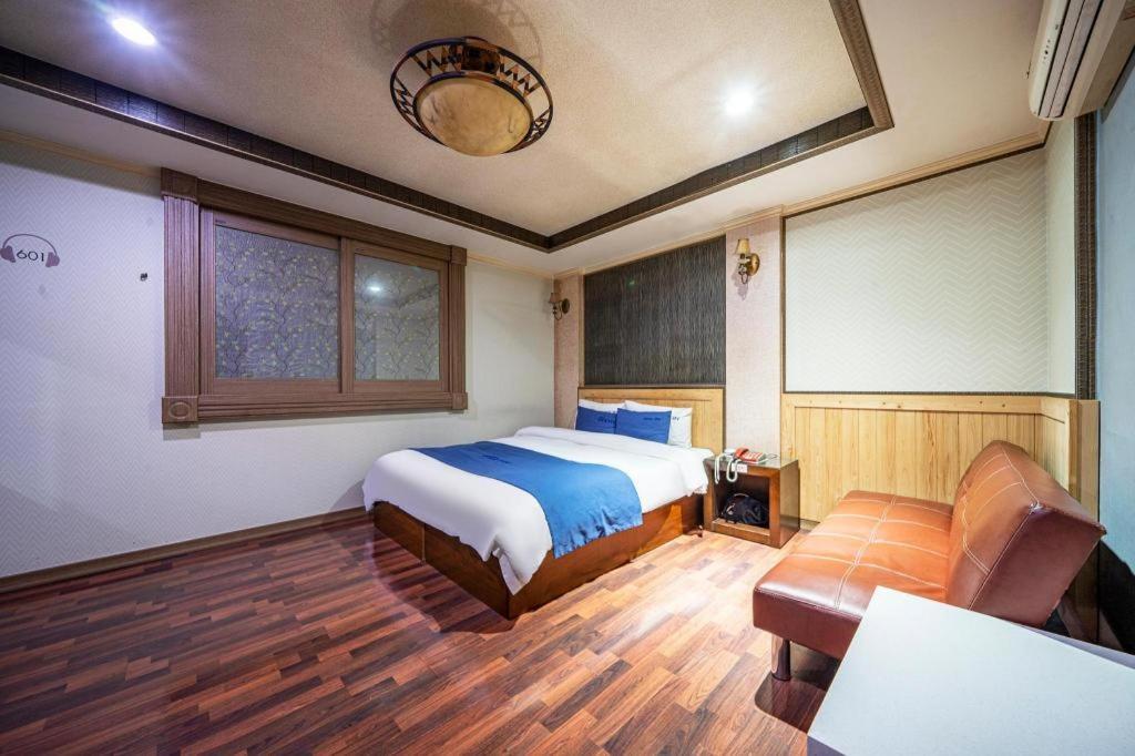 Sky Hotel Changwon Eksteriør billede
