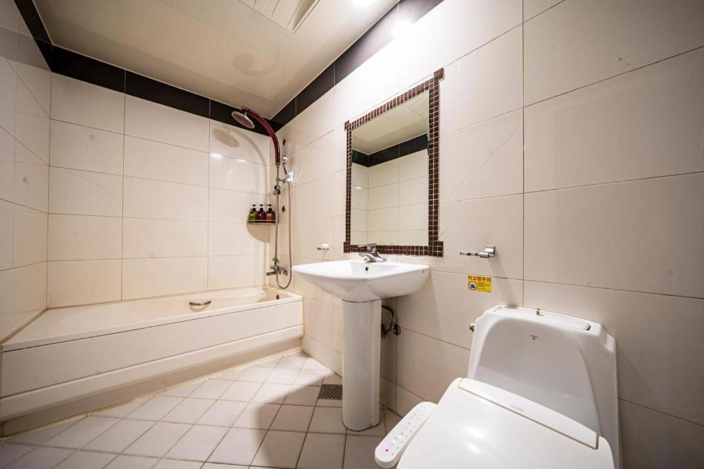 Sky Hotel Changwon Eksteriør billede