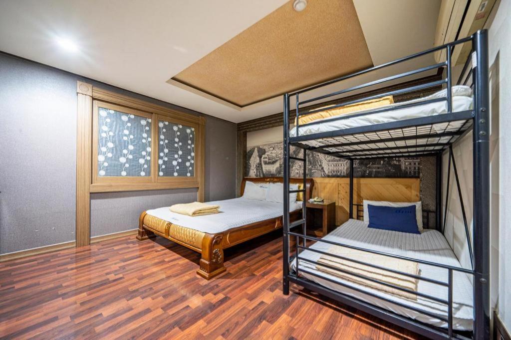 Sky Hotel Changwon Eksteriør billede