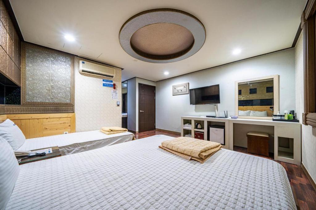 Sky Hotel Changwon Eksteriør billede
