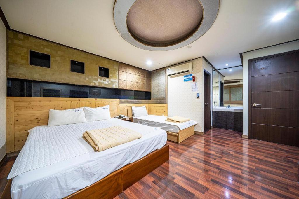 Sky Hotel Changwon Eksteriør billede