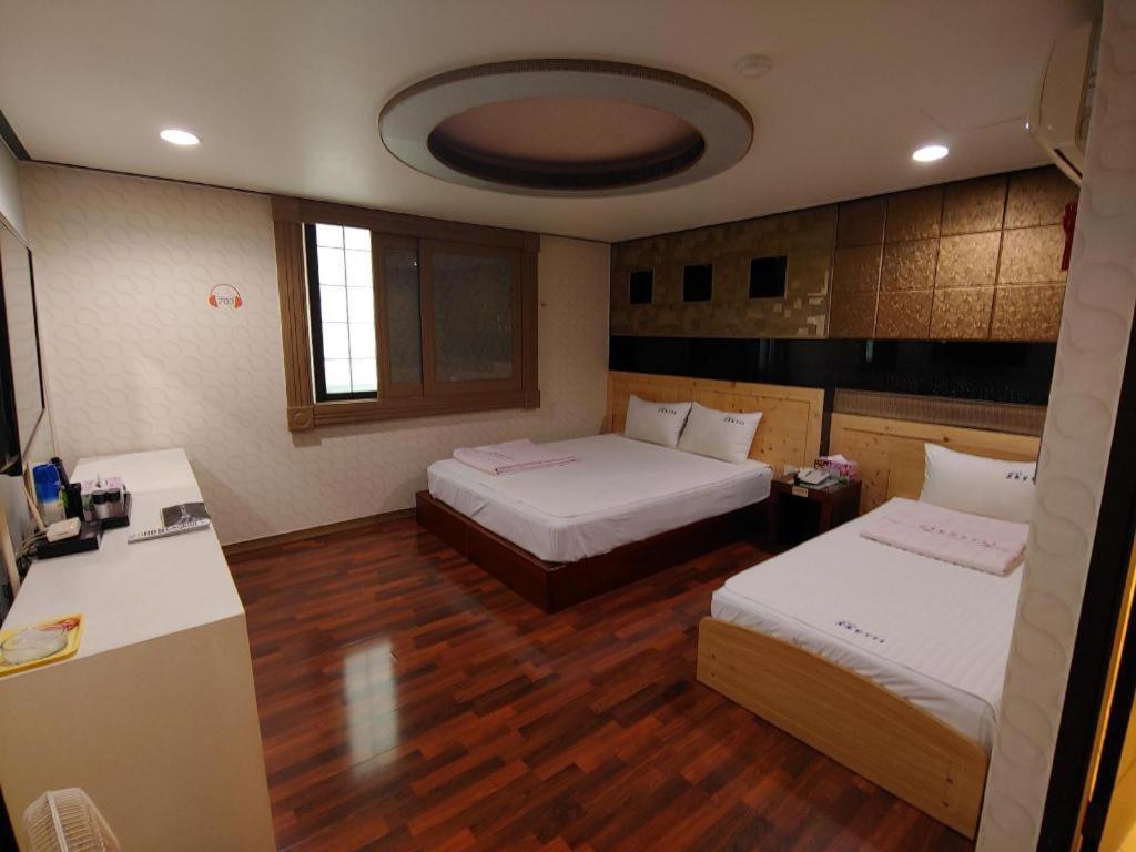 Sky Hotel Changwon Eksteriør billede