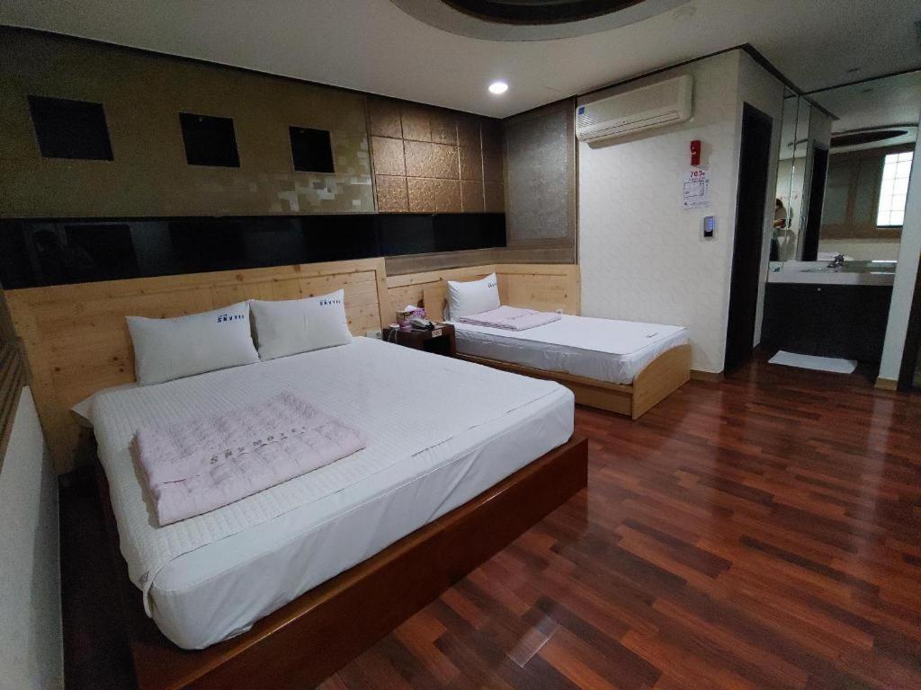 Sky Hotel Changwon Eksteriør billede