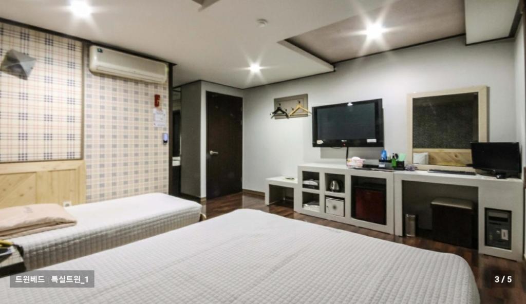 Sky Hotel Changwon Eksteriør billede