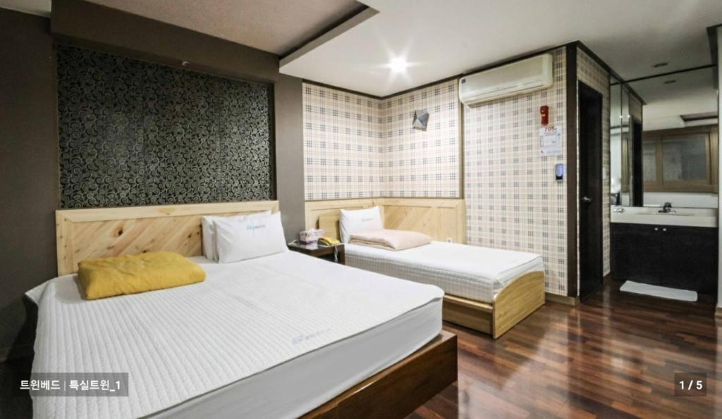 Sky Hotel Changwon Eksteriør billede