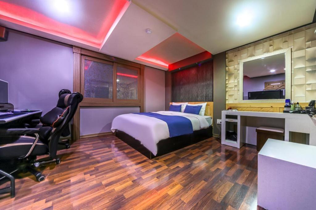 Sky Hotel Changwon Eksteriør billede