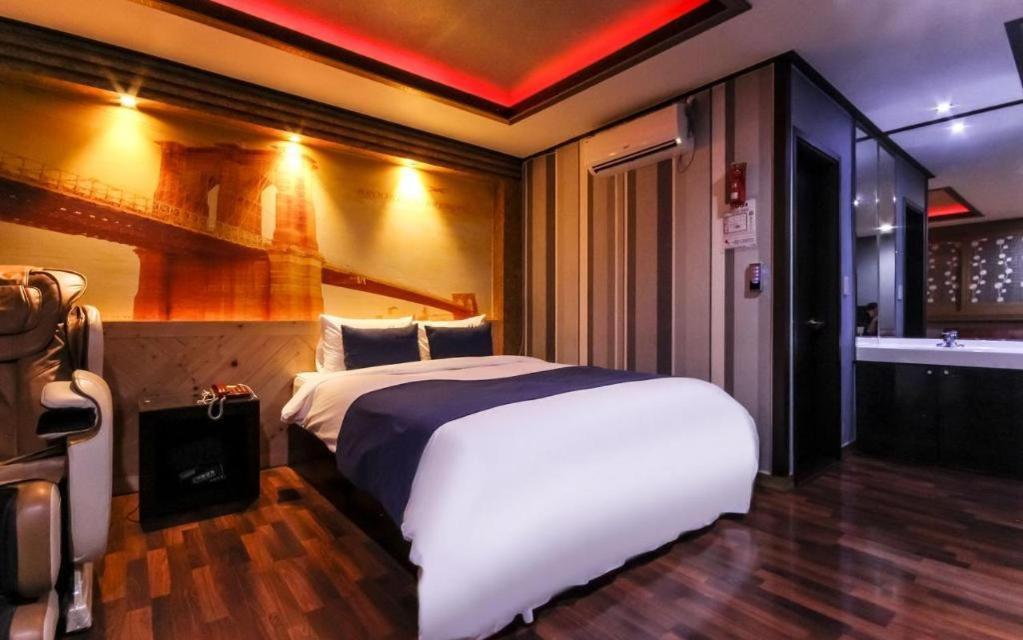Sky Hotel Changwon Eksteriør billede