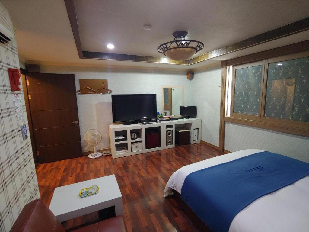 Sky Hotel Changwon Eksteriør billede