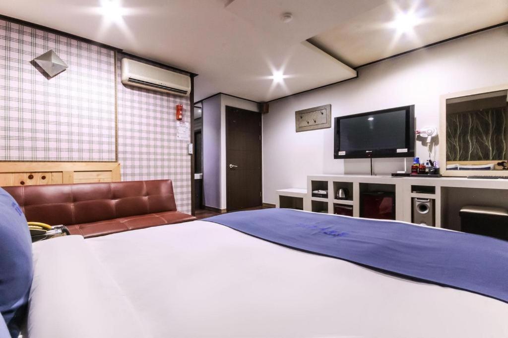 Sky Hotel Changwon Eksteriør billede