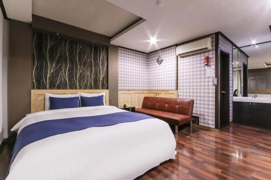 Sky Hotel Changwon Eksteriør billede