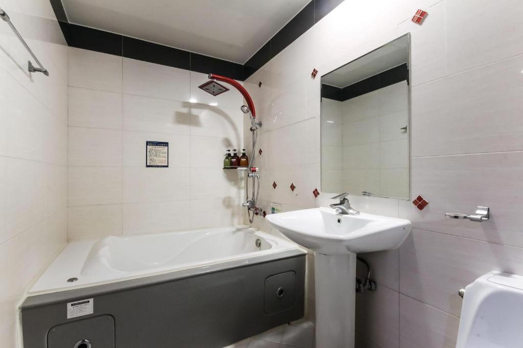 Sky Hotel Changwon Eksteriør billede