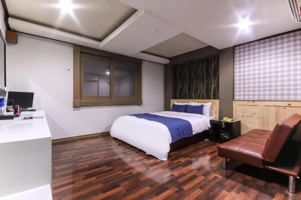 Sky Hotel Changwon Eksteriør billede