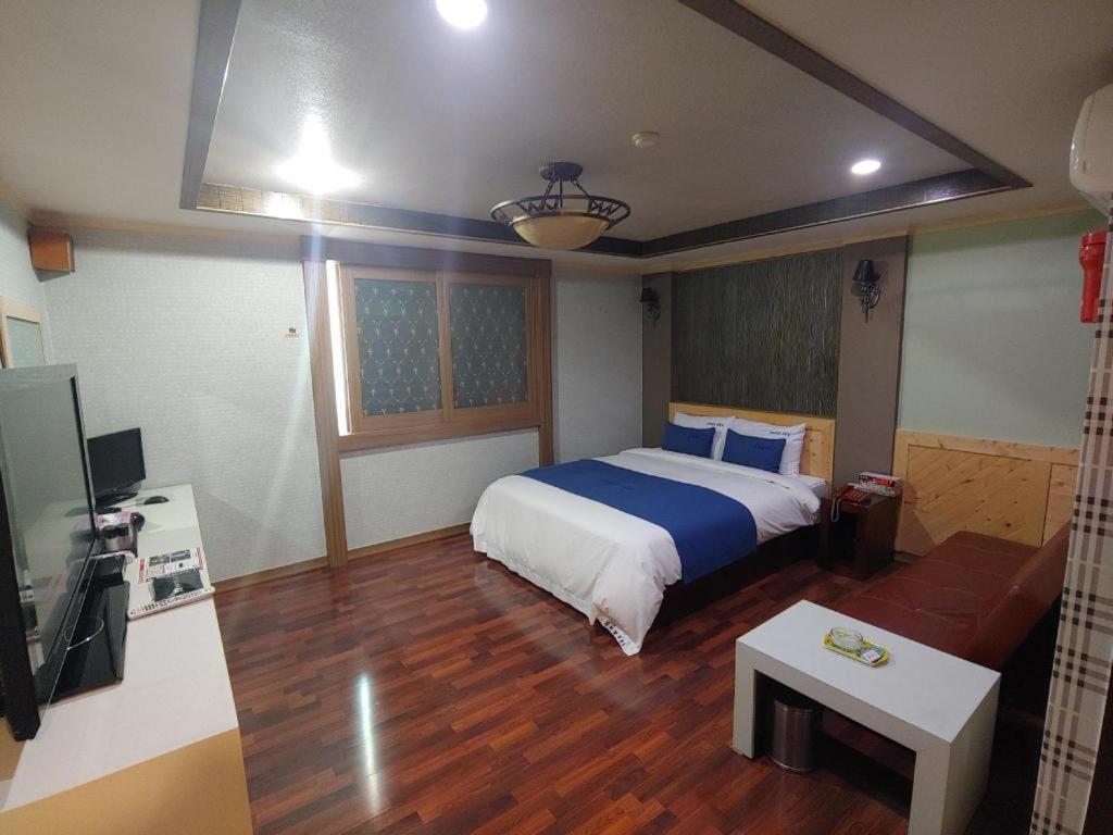 Sky Hotel Changwon Eksteriør billede