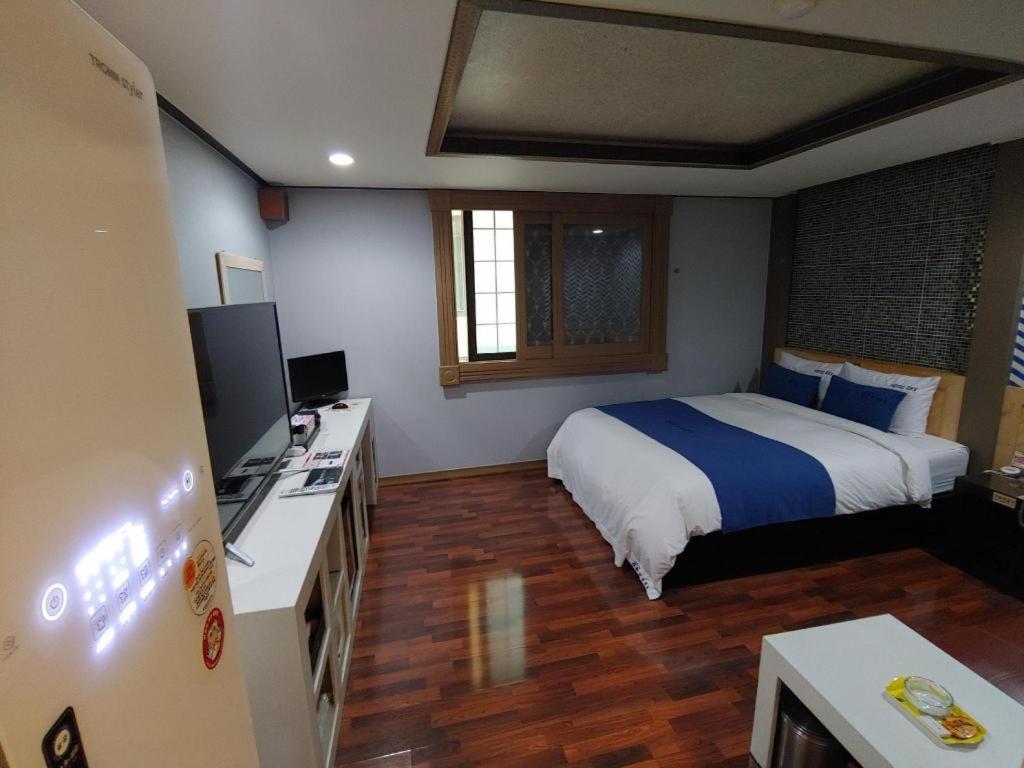Sky Hotel Changwon Eksteriør billede