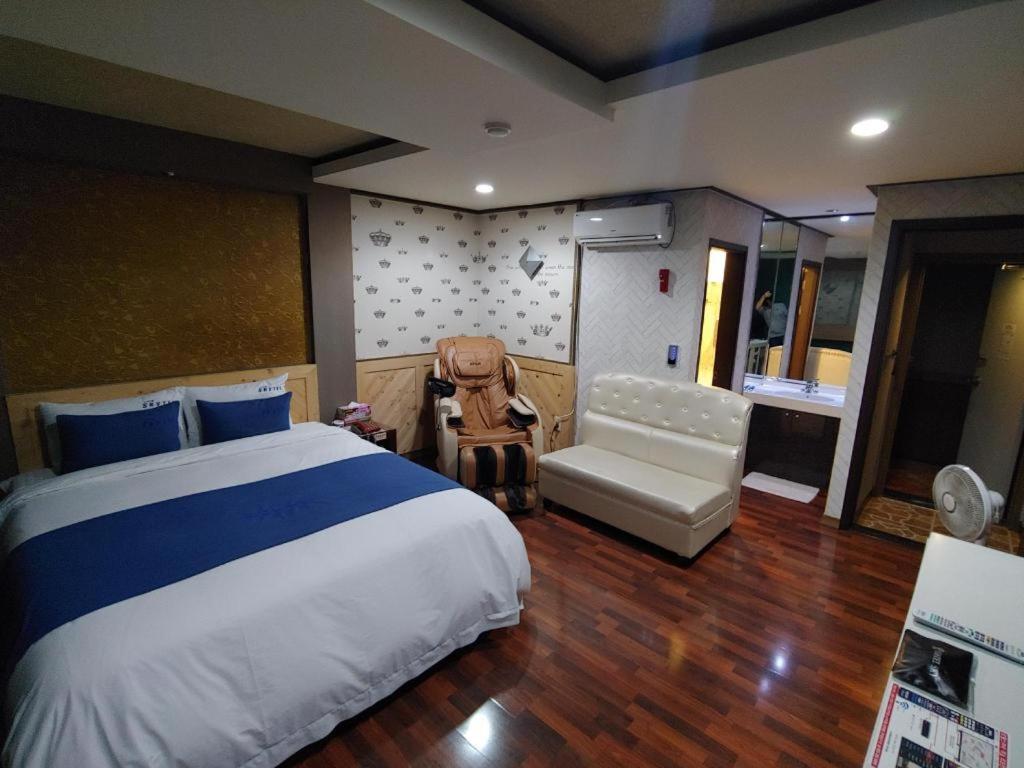 Sky Hotel Changwon Eksteriør billede