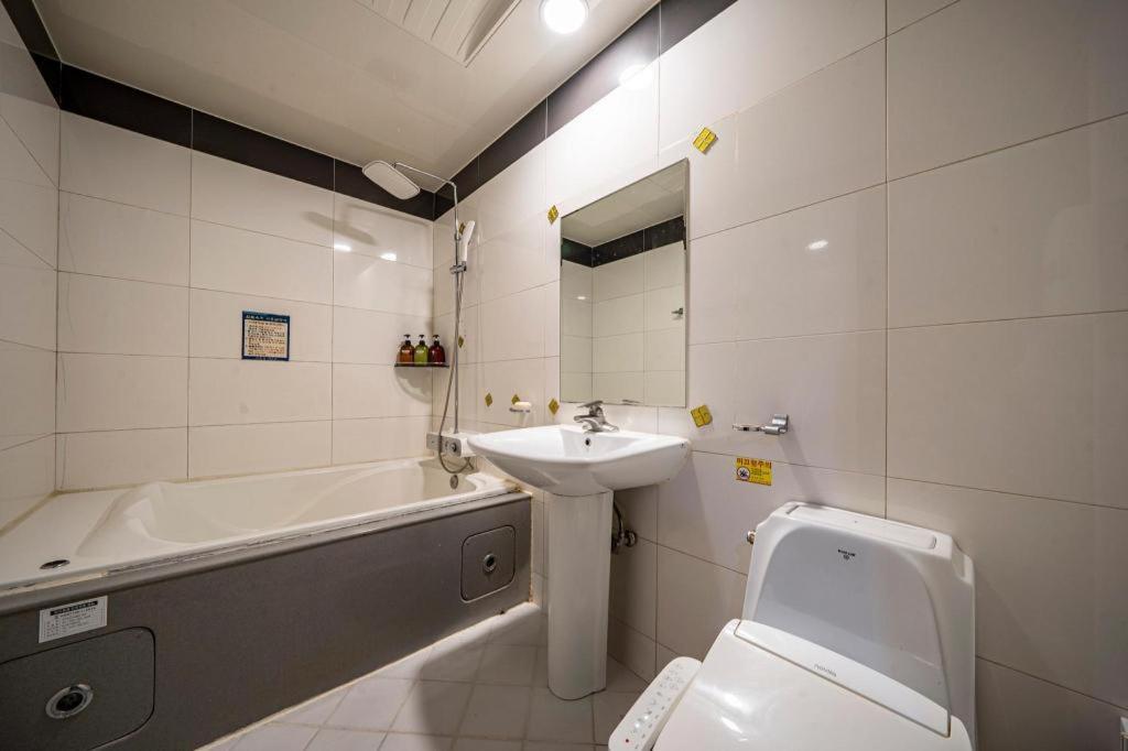 Sky Hotel Changwon Eksteriør billede