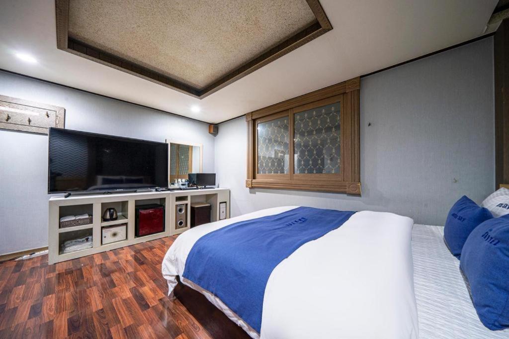 Sky Hotel Changwon Eksteriør billede