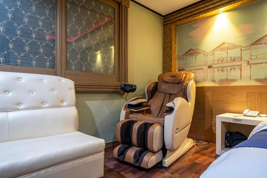 Sky Hotel Changwon Eksteriør billede