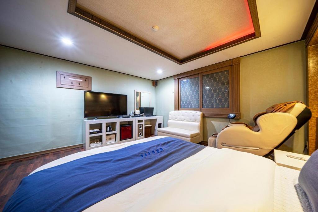 Sky Hotel Changwon Eksteriør billede