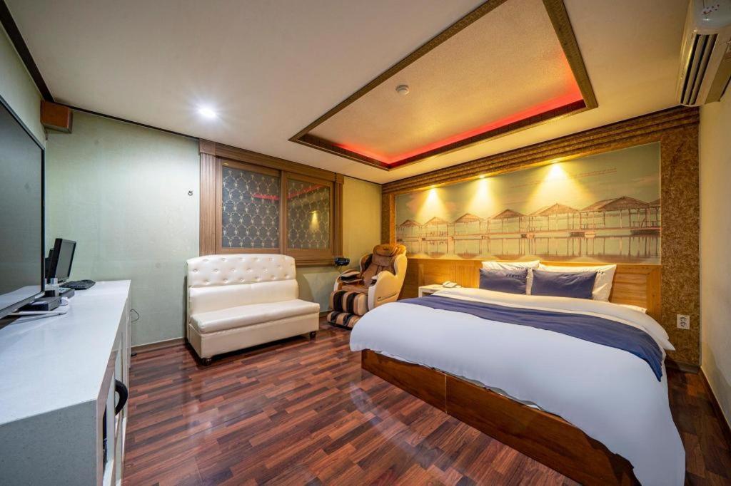 Sky Hotel Changwon Eksteriør billede