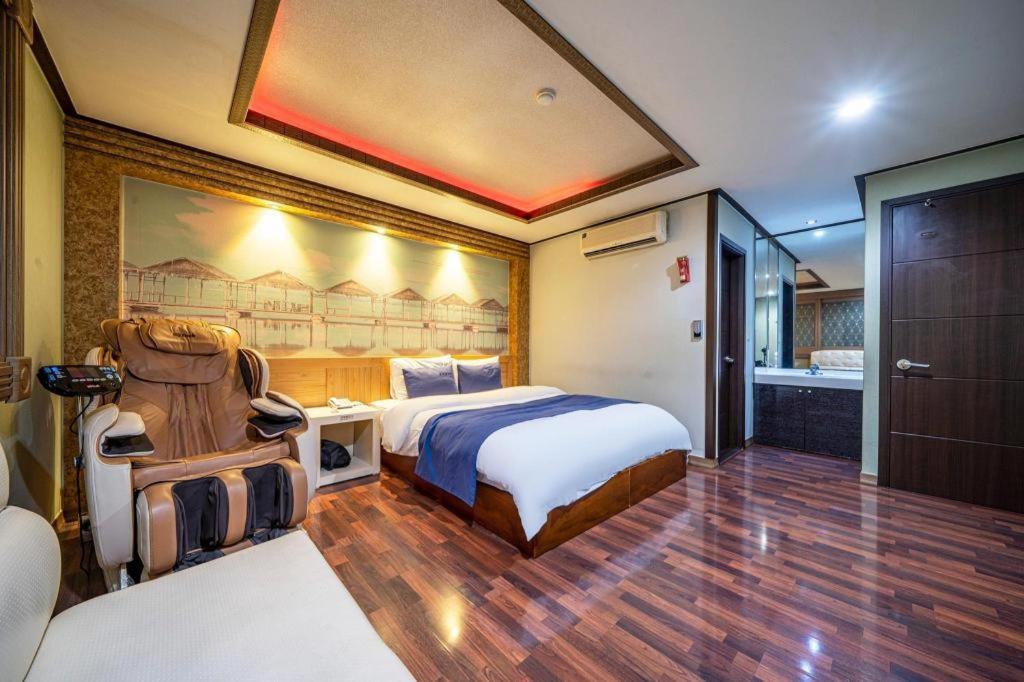 Sky Hotel Changwon Eksteriør billede