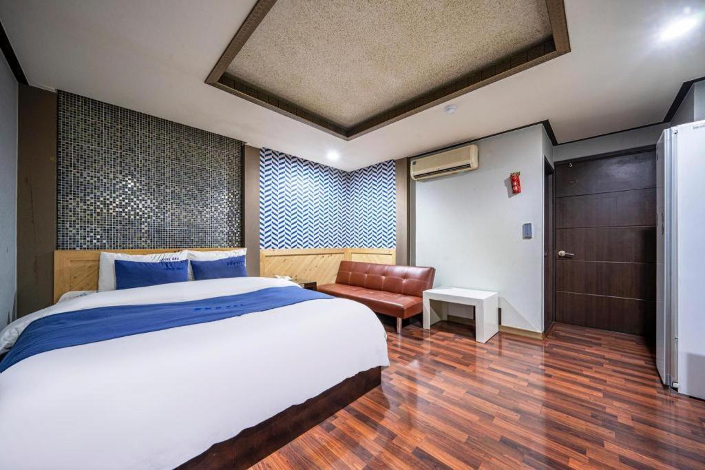 Sky Hotel Changwon Eksteriør billede