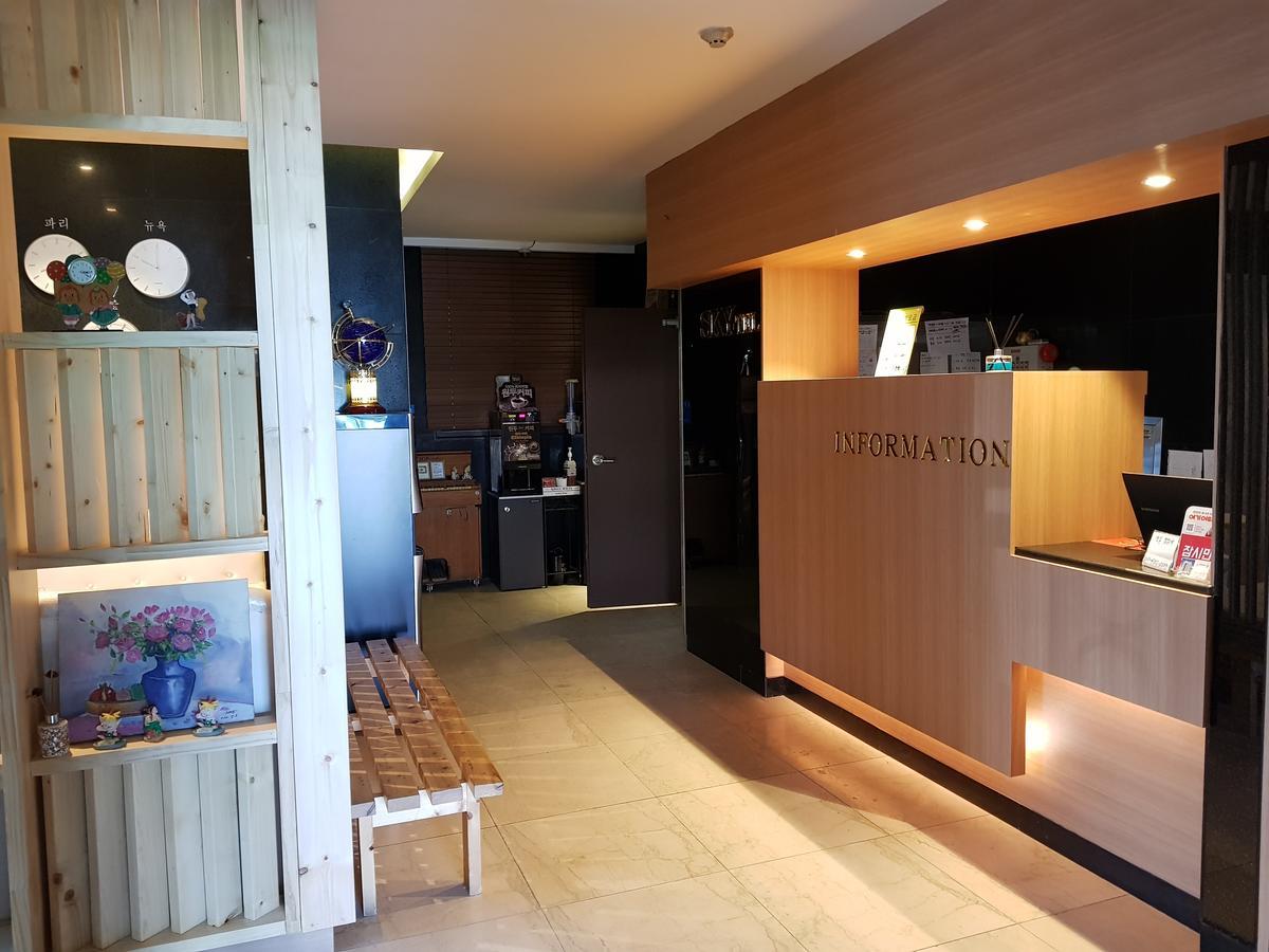 Sky Hotel Changwon Eksteriør billede